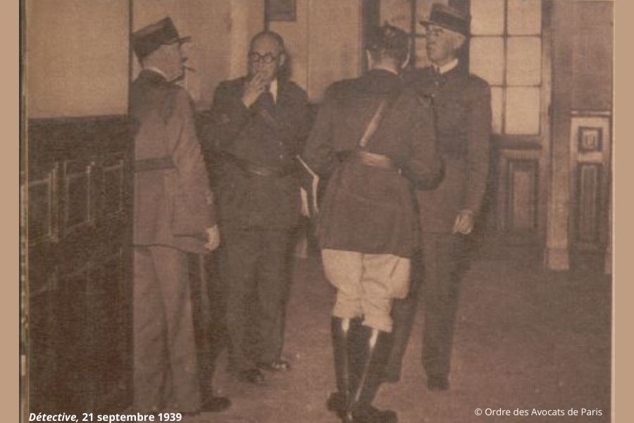  Léon Ducom, conseiller à la cour de Cassation, en uniforme de colonel, s'entretenant avec ses collègues dans les couloirs du Palais. Détective 21/09/1939.