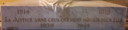 PJ MOM devise sous statue